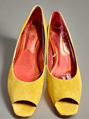SACHA LONDON Yellow Suede Peep-Toe Pumps DEFECTS Sz 9